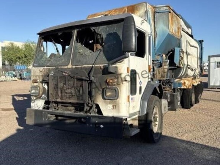 2020-peterbilt-520-image-3