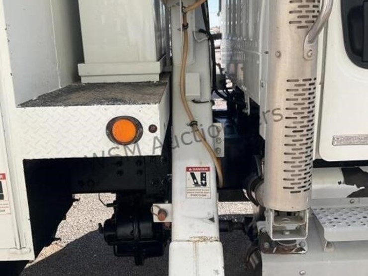 2011-freightliner-m2-digger-derrick-image-21