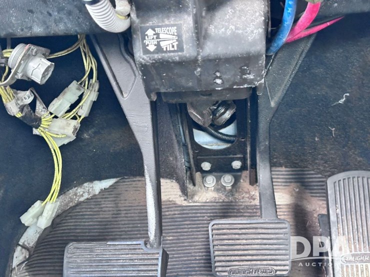 2001-freightliner-fld112-image-80