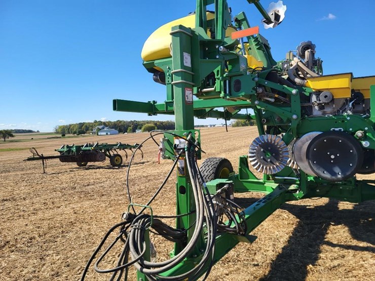 2021-john-deere-1745-image-10