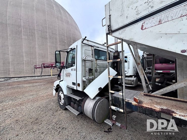 2003-volvo-10-image-17