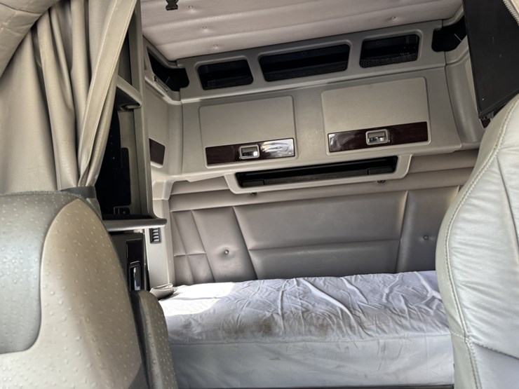 peterbilt-389-image-15