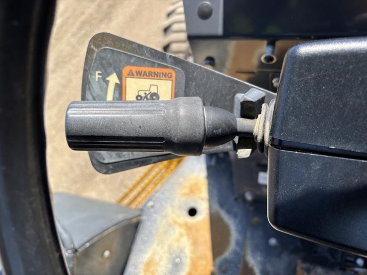 2018-deere-210l-image-33