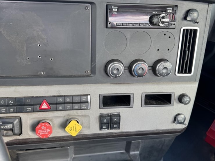 2018-freightliner-cascadia-126-image-8