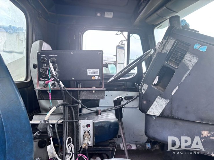 2001-freightliner-fld112-image-70