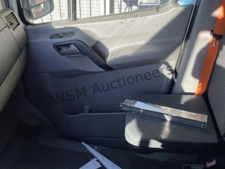 2011-mercedes-benz-sprinter-catering-van-image-22