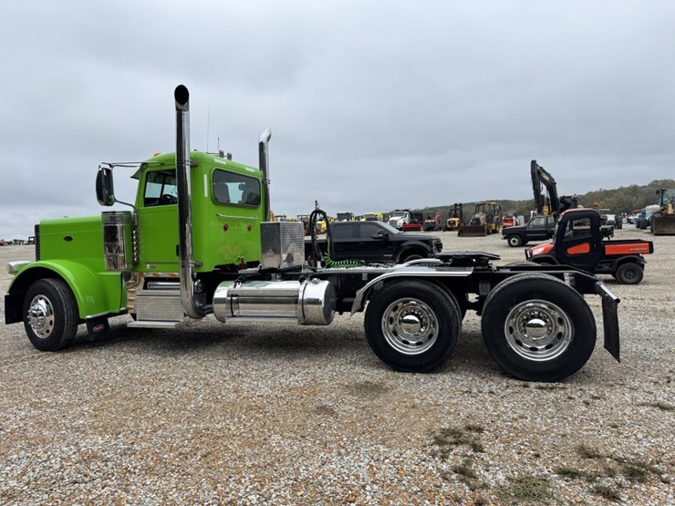 2014-peterbilt-384-image-8