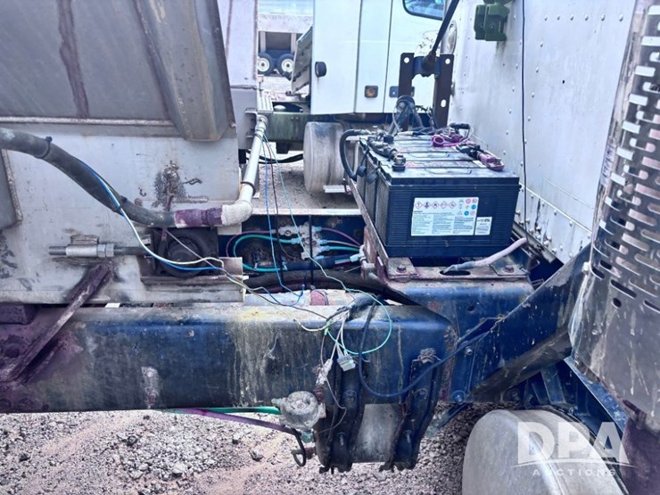 2001-freightliner-fld112-image-43