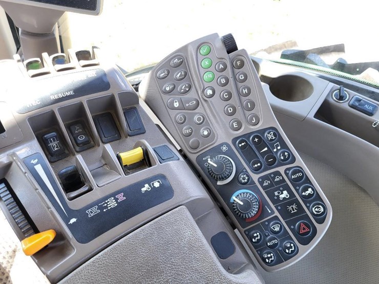 2011-john-deere-8235r-image-81