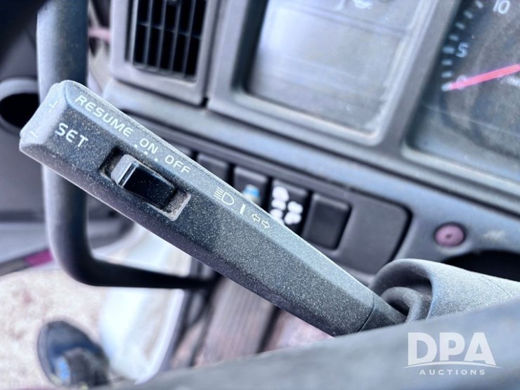 2003-volvo-10-image-84