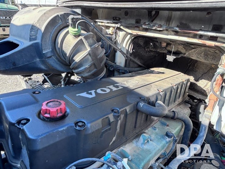 2003-volvo-10-image-72