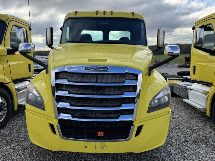 2018-freightliner-cascadia-126-image-2