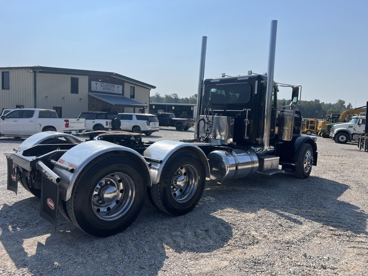 2015-peterbilt-389-image-5