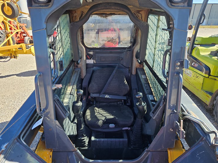 2010-deere-320d-image-5