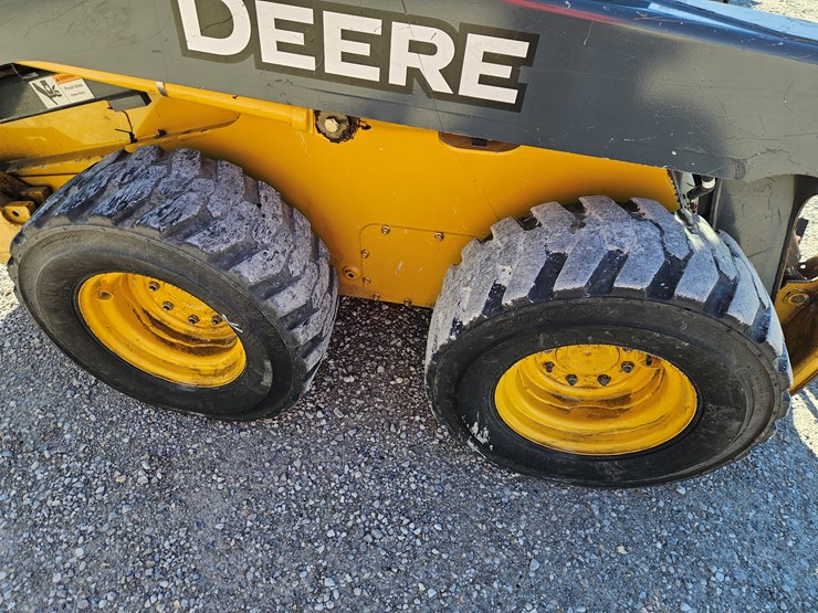 2010-deere-320d-image-18