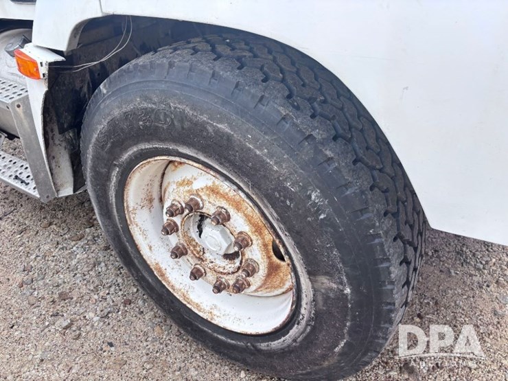 2001-freightliner-fld112-image-46