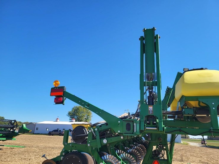 2021-john-deere-1745-image-32