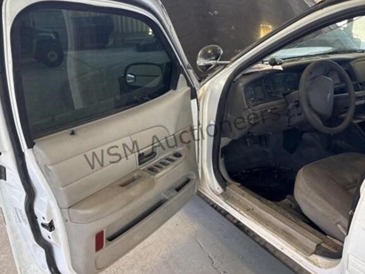 2009-ford-crown-victoria-sdn-image-22