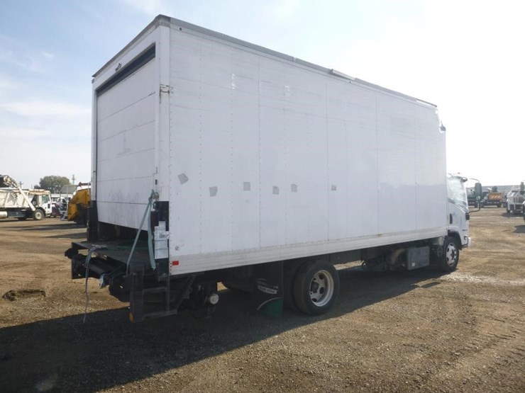 2017-isuzu-nqr-image-3