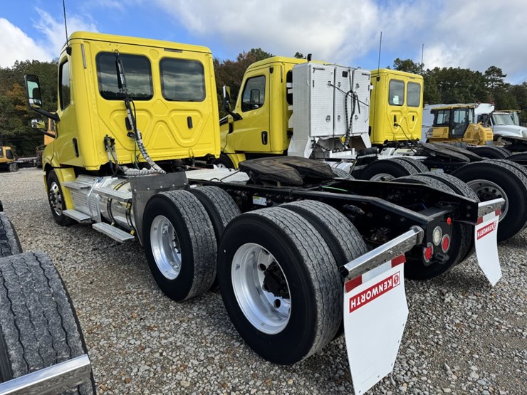 2018-freightliner-cascadia-126-image-6