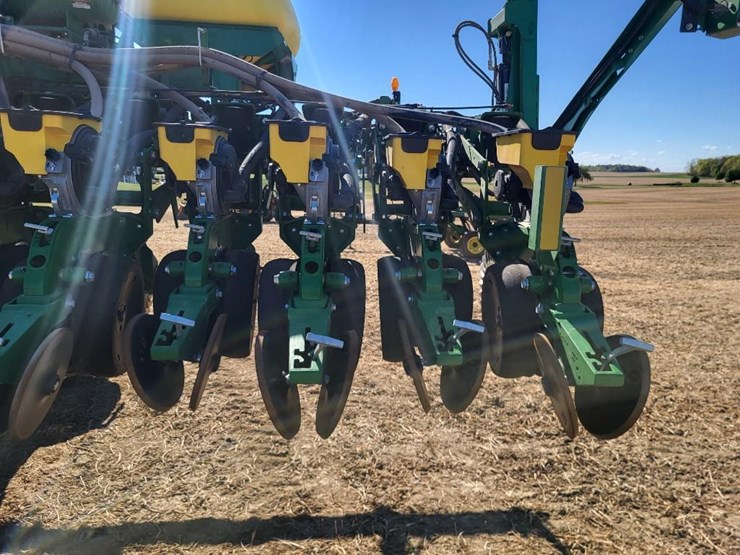 2021-john-deere-1745-image-23