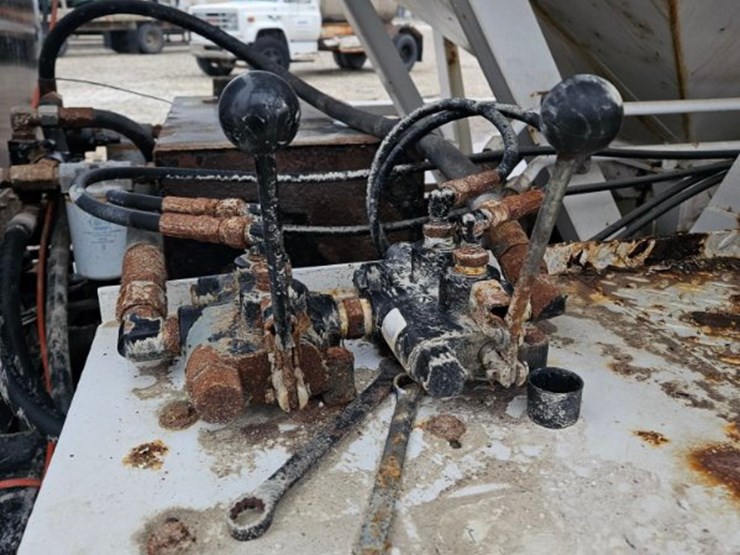 1999-freightliner-fld120-image-24