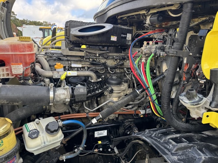 2018-freightliner-cascadia-126-image-10