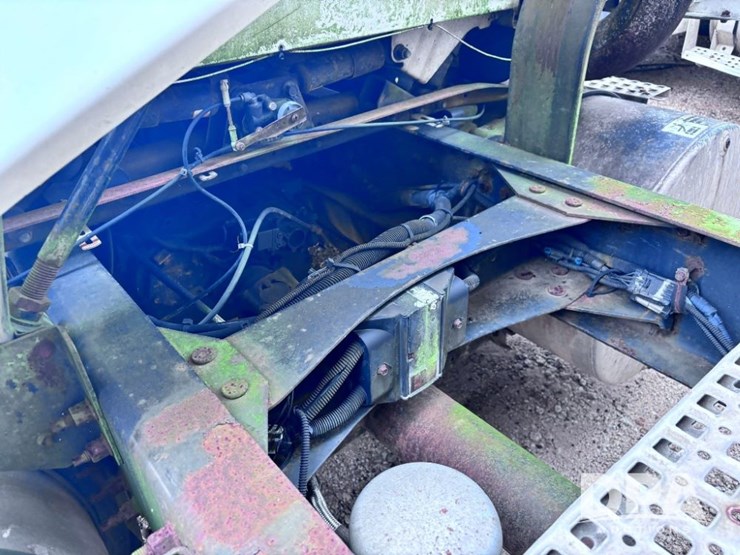 2003-volvo-10-image-28