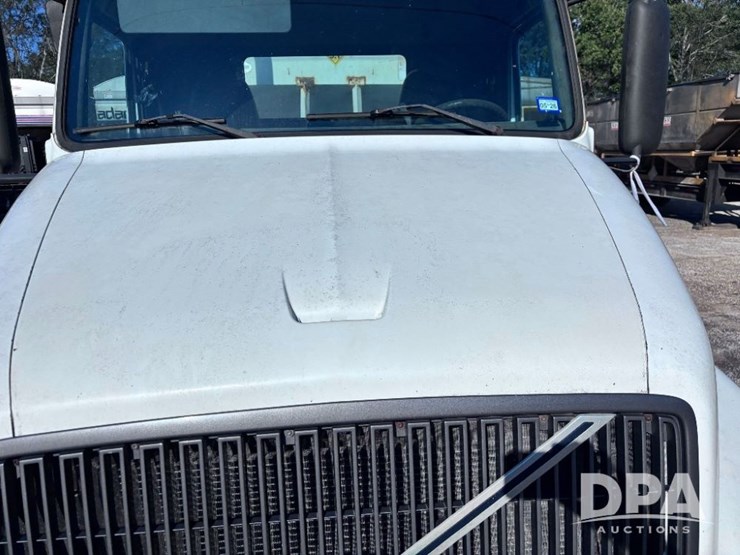 2003-volvo-10-image-17