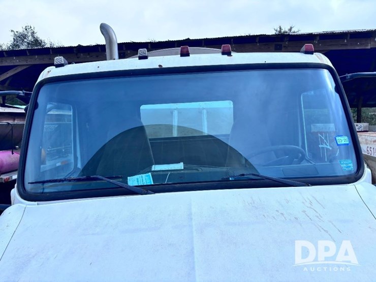 2003-volvo-10-image-21