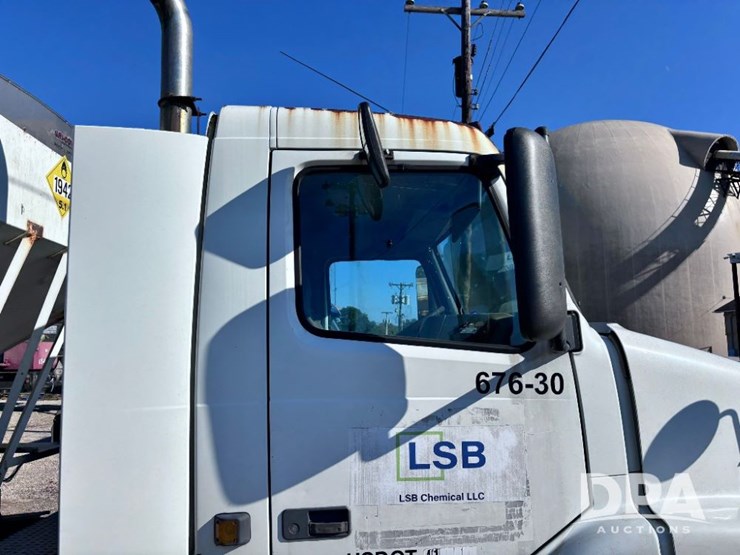 2003-volvo-10-image-59