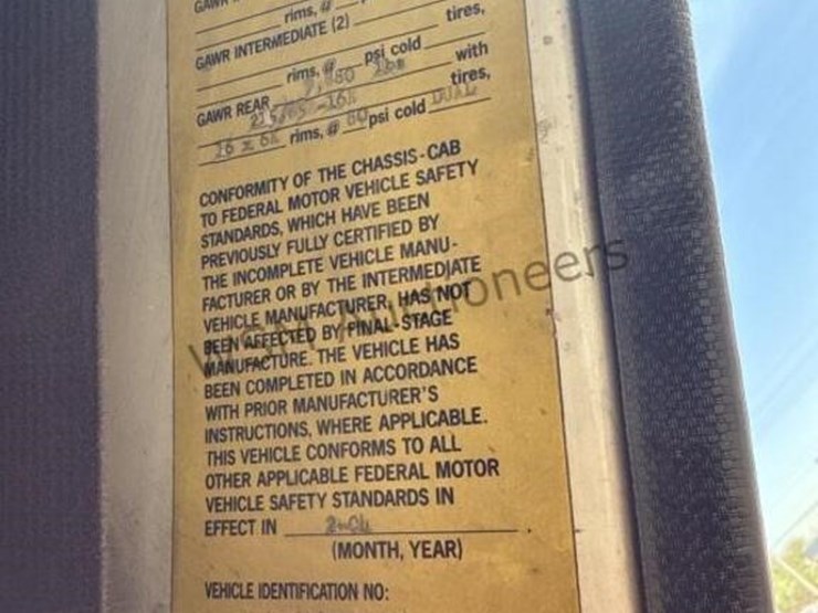 2004-isuzu-npr-image-31