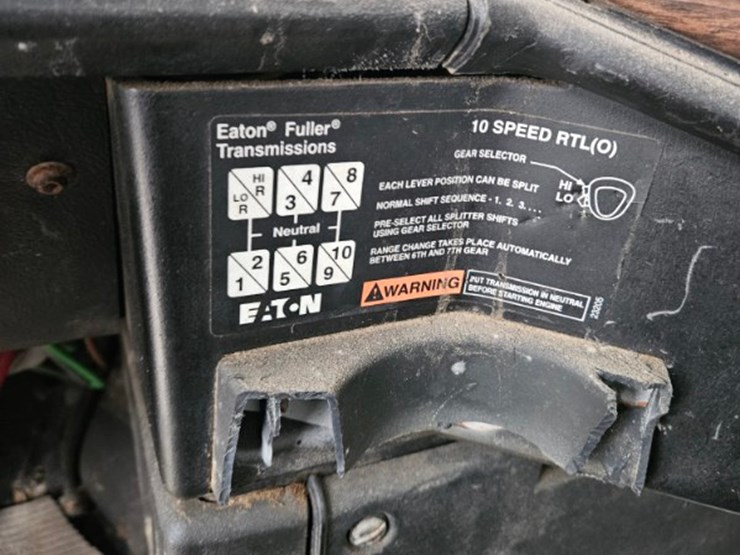 1999-freightliner-fld120-image-32