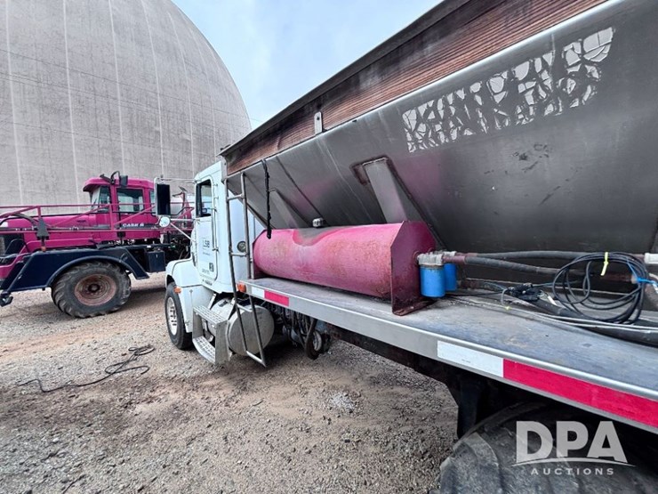 2001-freightliner-fld112-image-13