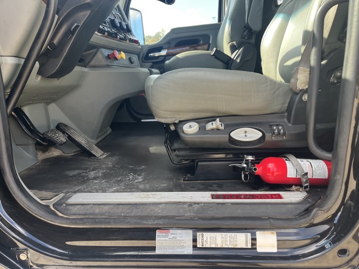 2021-kenworth-w990-image-22