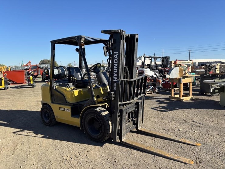 2011-hyundai-30l-7a-image-2