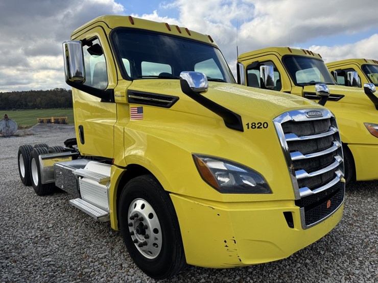 2018-freightliner-cascadia-126-image-3