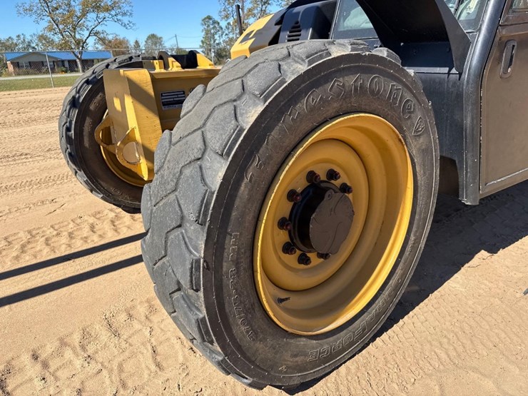 2013-caterpillar-tl642c-image-10