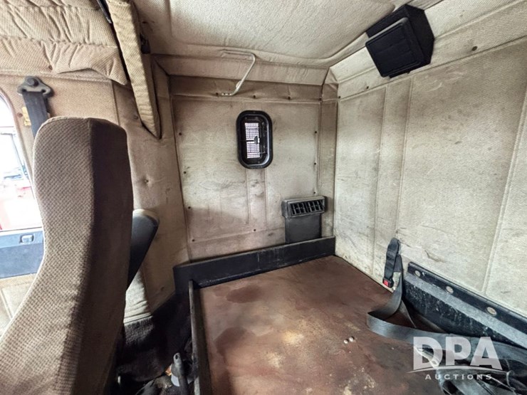 1994-freightliner-fld120-image-74