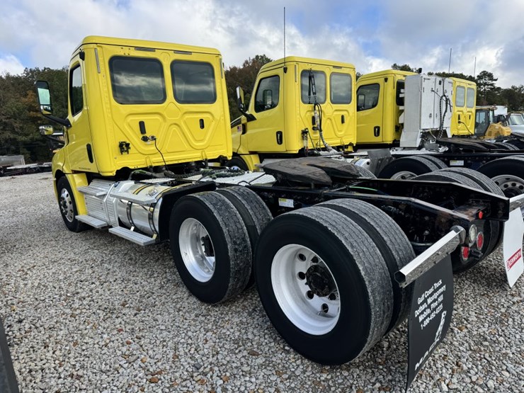 2018-freightliner-cascadia-126-image-7