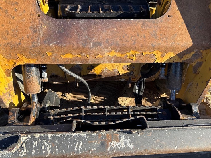 caterpillar-242d-image-17