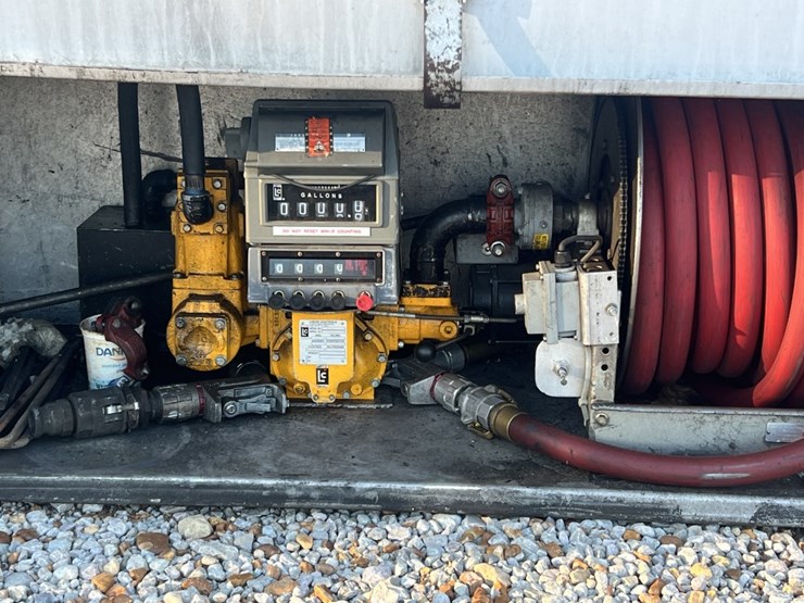 #4632-•-oil-pump-w/-hose-reel,-meter-and-hose-image-2