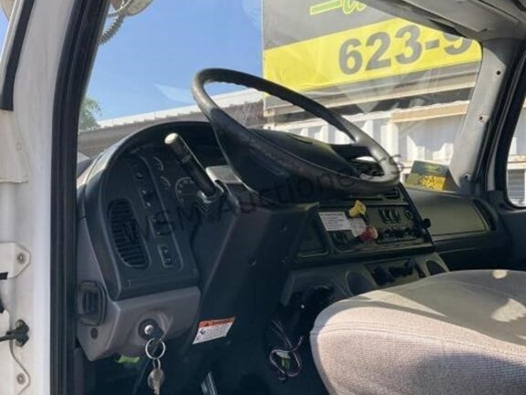 2011-freightliner-m2-digger-derrick-image-36