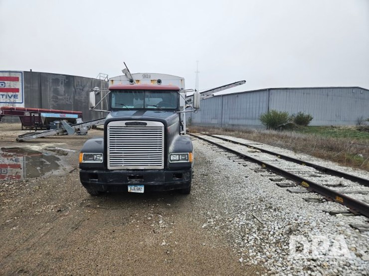 1999-freightliner-fld120-image-2