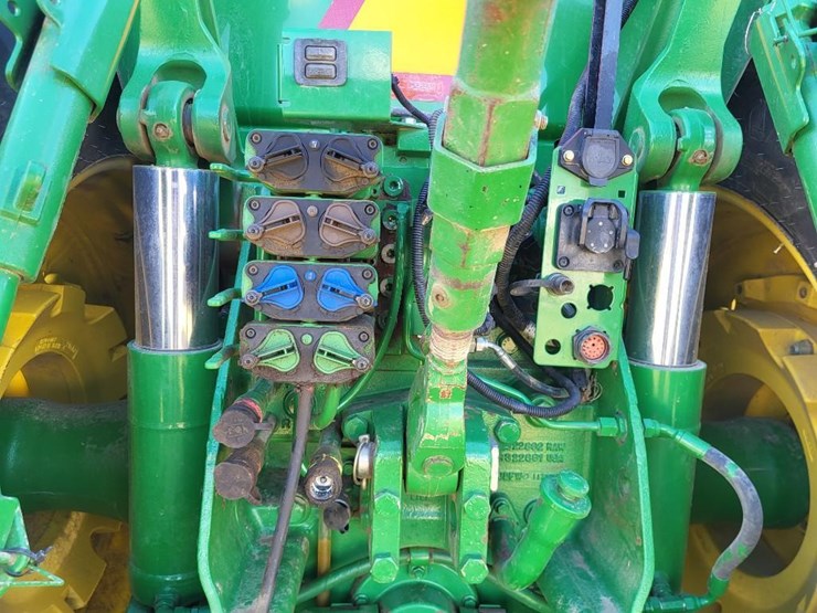 2011-john-deere-8235r-image-31