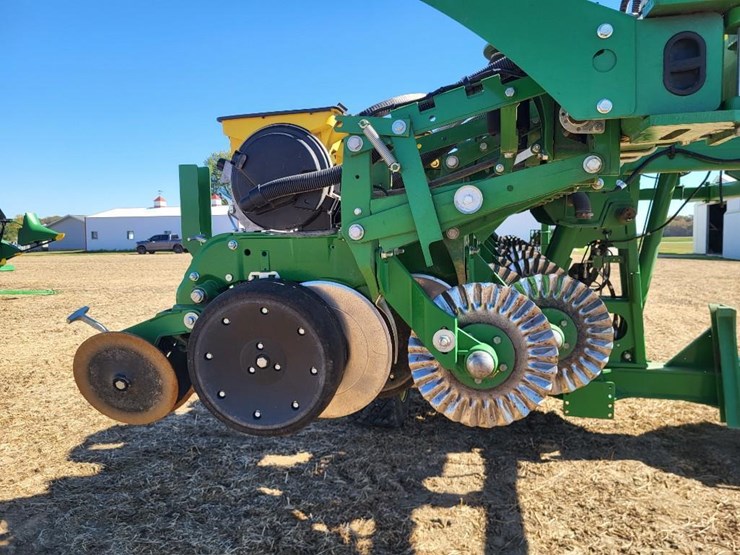 2021-john-deere-1745-image-31