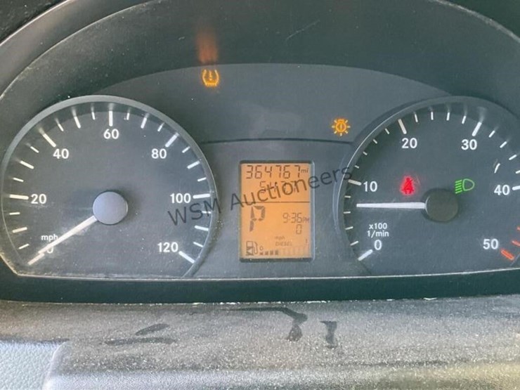 2011-mercedes-benz-sprinter-catering-van-image-19