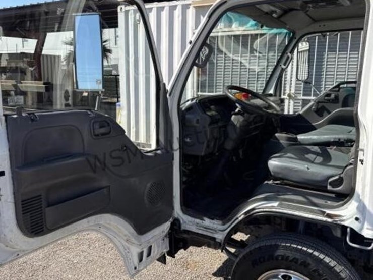 2004-isuzu-npr-image-40