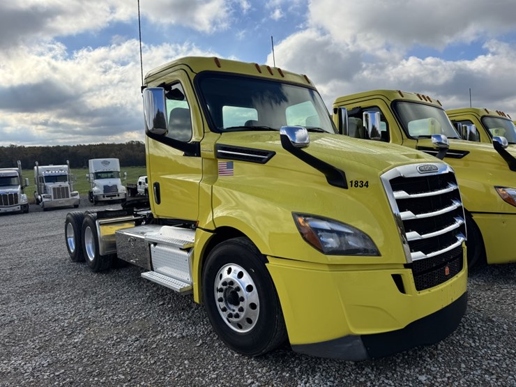2018-freightliner-cascadia-126-image-3