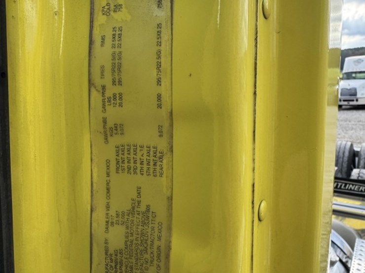 2018-freightliner-cascadia-126-image-11